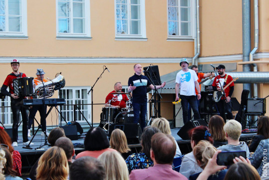 «Мамульки Бенд» открыли летний музыкальный сезон в филармоническом дворике