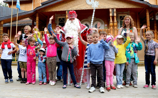 Юные вологжане могут выиграть поездку на Вотчину Деда Мороза, приняв участие в конкурсе рисунков к юбилею региона