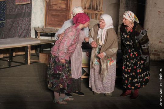 Спектакль «Выходили бабки замуж» представили артисты Череповецкого камерного театра