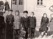 Владимир Воропанов (второй слева) среди учеников младших классов средней школы № 2. Фото из личного архива