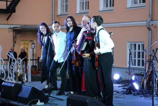 Балканский драйв, музыкальная эстетика Востока и песни о любви ждут вологжан на концерте «Неизвестного композитора»