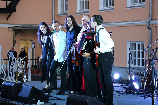 Балканский драйв, музыкальная эстетика Востока и песни о любви ждут вологжан на концерте «Неизвестного композитора»