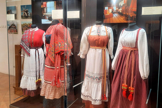 Выставка «Живая нить народного костюма» работает в Художественном отделе Вологодского музея-заповедника