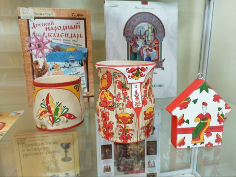 Работы мастера народных художественных промыслов Дарьи Зиминой представлены в областной детской библиотеке