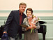 Сергей Добрынин вручает награду супруге художника Генриха Асафова