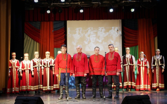 Кирилловский ансамбль «Светла горница» исполняет песню «От героев былых времен»