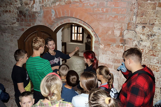 Школьники узнали секреты памятников Вологды и поучаствовали в их восстановлении на курсе «Начинающий реставратор»