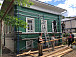 В Тотьме продолжается «Том Сойер Фест»: волонтеры красят дом Замяткина на набережной. Фото vk.com/tsf_totma