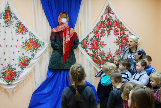 «Собирайся народ, Масленица идет!»: Харовский музей проводит для детей интерактивную программу