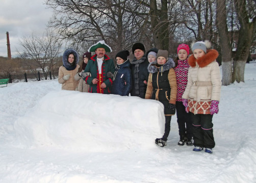 Территорию у Дома-музея Петра I украсили снежными фигурами