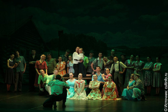 Ансамбль песни и танца «Русский Север» представил новые постановки «Дом у дороги» и «Скоморохи»