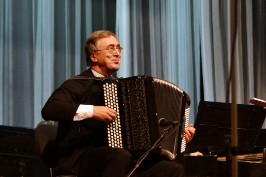 «Виртуоз на тысяче клавиш», известный баянист Виктор Романько даст сольный концерт в областном колледже искусств