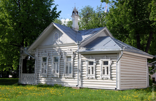 Волонтеров приглашают покрасить деревянный дом в Вологодском кремле