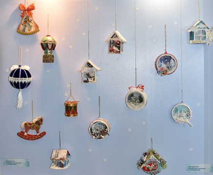Новогоднее настроение жителям и гостям Великого Устюга дарит выставка «Авторская ёлочная игрушка»