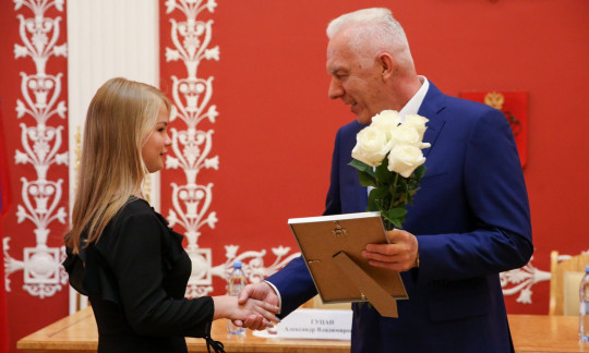 Вологжанку Полину Лазареву, победившую в конкурсе «Я – гражданин России!», наградили в Санкт-Петербурге