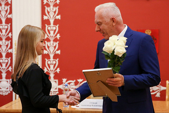 Вологжанку Полину Лазареву, победившую в конкурсе «Я – гражданин России!», наградили в Санкт-Петербурге
