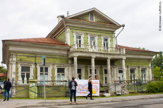 Мэр Вологды, градозащитники и волонтеры приняли участие в акции по покраске дома Засецкого