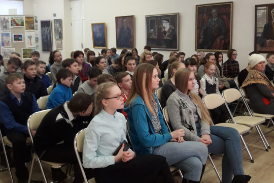Белозерские школьники первыми познакомились с выставкой «На подвиг Родина зовет»