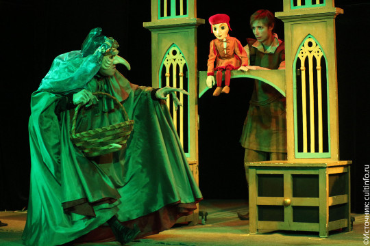Тульский театр кукол показал вологодским детям сказку «Карлик Нос»