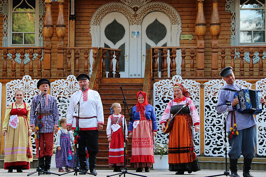 Творческие семьи Вологодчины и других регионов приглашаются к участию в фестивале «Семья России. На родине Деда Мороза»