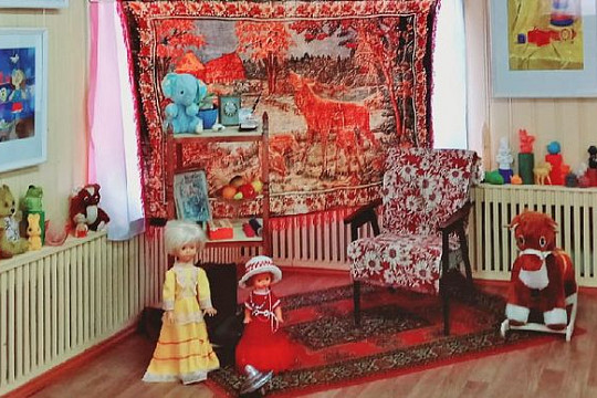 Елочные украшения и советские игрушки представлены на выставке в Петровской ремесленной школе