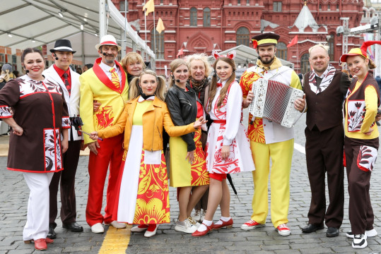 Ансамбль народной музыки «Солнцеворот» выступил на книжном фестивале «Красная площадь» в Москве