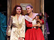 Полина Бычкова (слева) в роли Оливии Нил (спектакль Вологодского драматического театра «Пули над Бродвеем»)