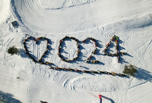На  фестивале «В снегах Кириллова» 50 снегоходов выстроились в логотип Года семьи