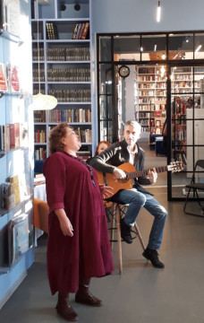 Клуб французского языка организовал для вологжан концерт в библиотеке «Книжный экспресс»