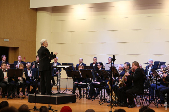 Оркестр «Классик-модерн бенд» и певец Алексей Светлов приглашают на концерт «Осень в ритме джаза» в Вологодском колледже искусств