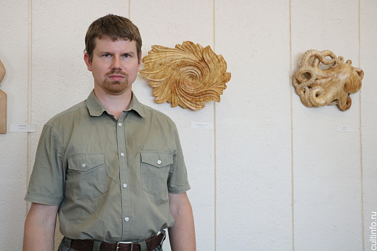 Резные изделия из дерева мастера Андрея Шаварда показывают на выставке в Вологодской городской Думе