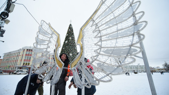 Новогодний арт-объект «Крылья ангела» установили на площади Революции в Вологде