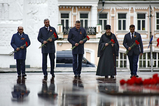 Глава региона Олег Кувшинников и первые лица области возложили цветы к Вечному огню