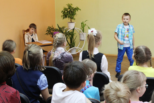 Юная Алиса Самылкина представила свои книги читателям специальной библиотеки для слепых