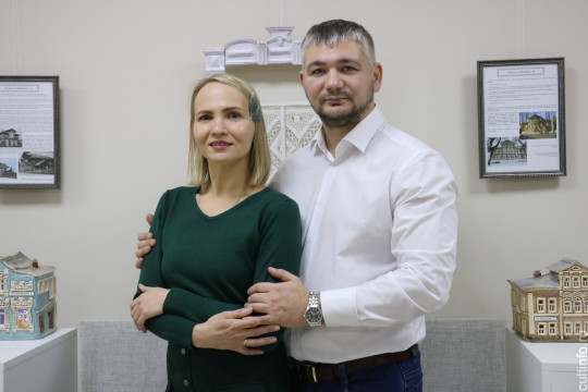 Деревянную Вологду в керамике представили в Центре ремесел Сергей и Анастасия Нуриджанян