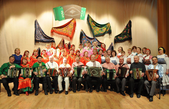 Костромичи и кичменжане споют под никольскую гармонь