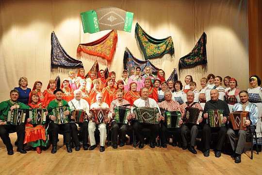 Костромичи и кичменжане споют под никольскую гармонь