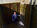 Александр Алюнов на месте размышляет над проектом устройства микроГЭС на каскаде прудов. Фото группы vk.com/kurkino_estate