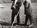 Писатель Василий Иванович Белов в гостях у сплавщиков в поселке Высоковская запань Усть-Кубинского района, июнь 1977 год.