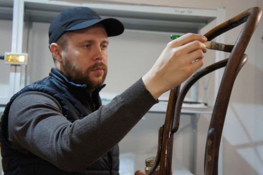 В реставрационных мастерских Кирилло-Белозерского музея-заповедника возвращают к жизни антикварную мебель 
