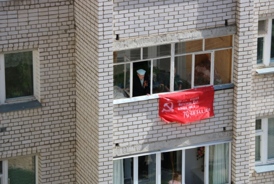 Вологодских ветеранов поздравляют под окнами военные духовые оркестры и агитбригады