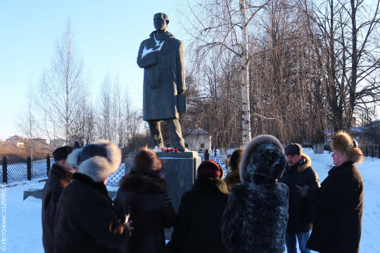 В день рождения Николая Рубцова поклонники его творчества устроили традиционную встречу у памятника поэту в Вологде
