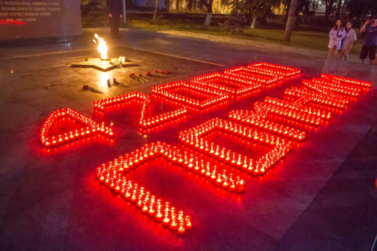Надпись из свечей памяти, обозначающую число вологжан, погибших во время войны на фронте и в тылу, зажгли в Вологде