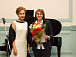 Татьяна Буханцева вручает диплом лауреата в номинации «Лучшее издание о Вологодской области» Вологодскому информационному центру