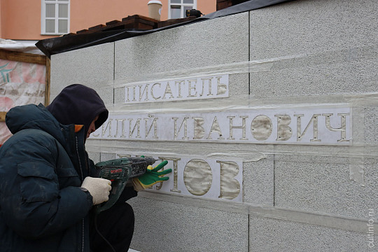 В Вологде начался монтаж памятника Василию Белову