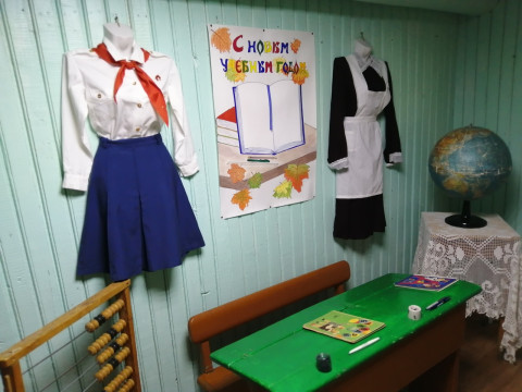 Глобус, счеты и парта из прошлого: в Бабушкинском музее работает выставка «Школа, здравствуй!»