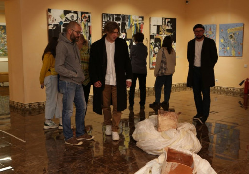 Каллиграфия пространства, абстракция, коллажи из танца и живописи: в Кириллове открылась выставка современного искусства