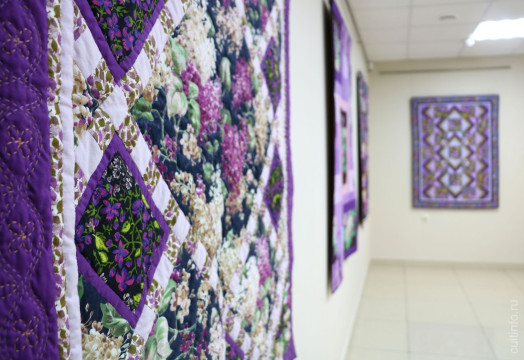 Полюбоваться яркими лоскутными одеялами можно на выставке «Русские сатины» в Центре ремесел