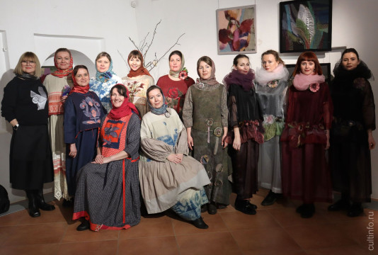 Творческим перформансом и дефиле в «платьях-образах» завершилась выставка «Метаморфозы» в Вологодском музее-заповеднике