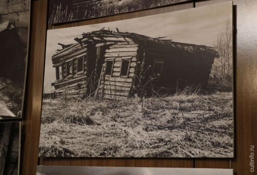К размышлению о судьбе северной деревни приглашает фотовыставка Николая Карачёва в Музее-квартире Белова